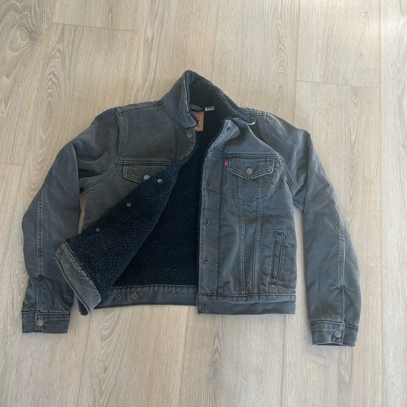 levi’s black jean jacket with fluffy inside - Picture 2 of 4